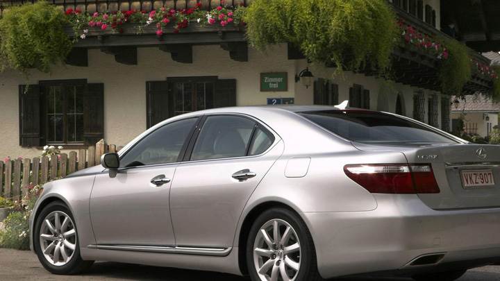 Lexus LS 460 Side Pose In Silver